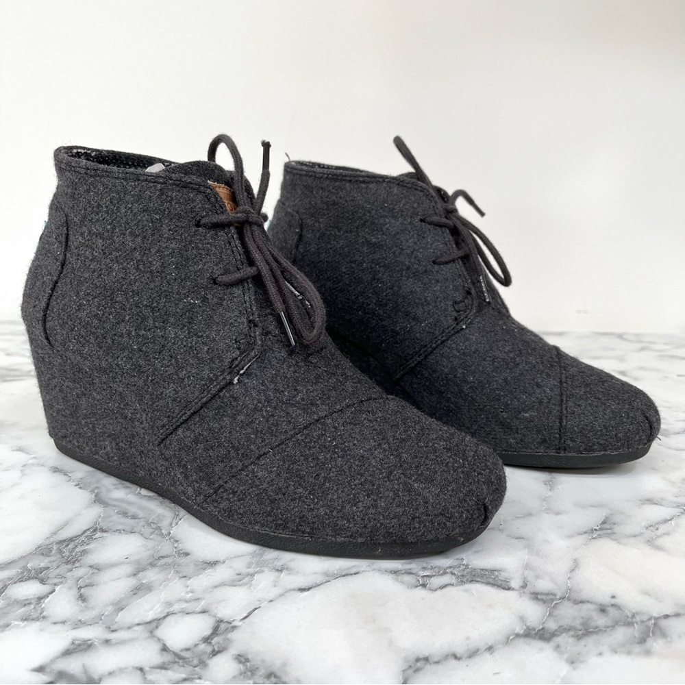 Tom’s charcoal gray flannel felt lace up wedge ankle booties size 7.5